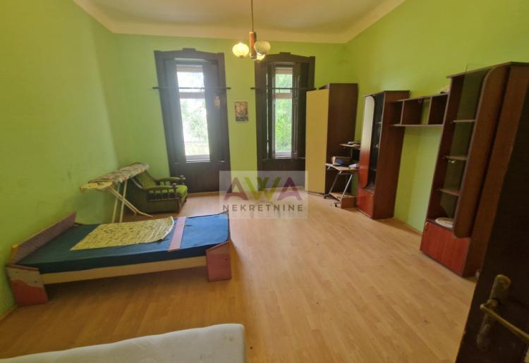 Stanišić – Prostrana porodična kuća 318m² na placu od 1.102m², izlaz na dve ulice