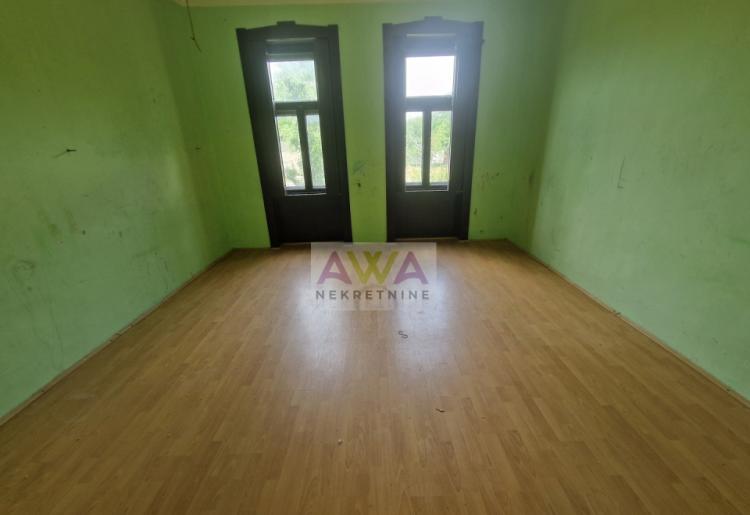 Stanišić – Prostrana porodična kuća 318m² na placu od 1.102m², izlaz na dve ulice