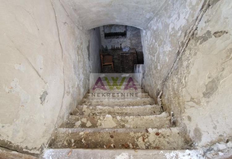 Stanišić – Prostrana porodična kuća 318m² na placu od 1.102m², izlaz na dve ulice