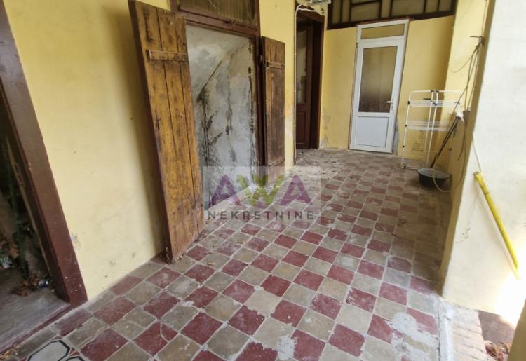 Stanišić – Prostrana porodična kuća 318m² na placu od 1.102m², izlaz na dve ulice