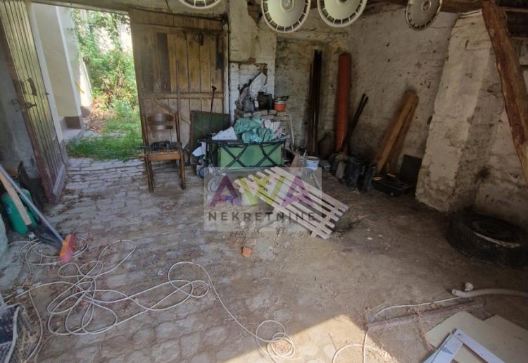 Stanišić – Prostrana porodična kuća 318m² na placu od 1.102m², izlaz na dve ulice