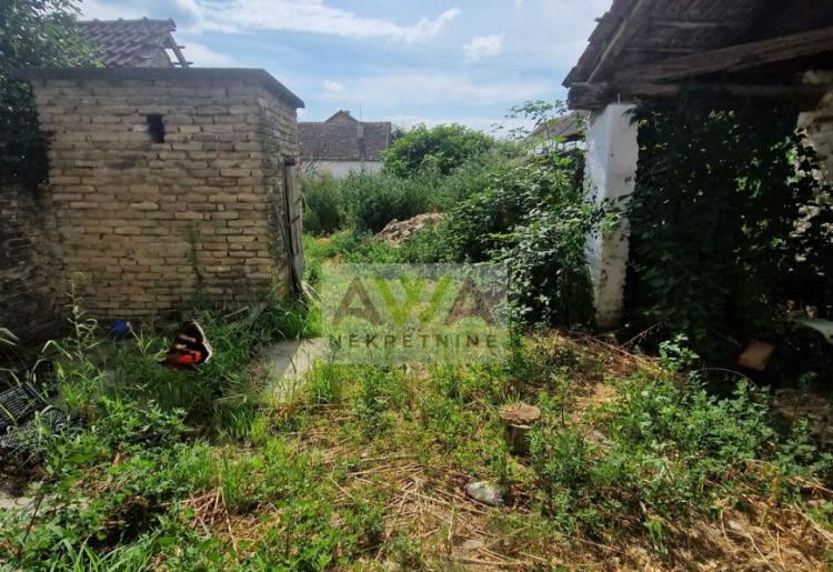 Stanišić – Prostrana porodična kuća 318m² na placu od 1.102m², izlaz na dve ulice