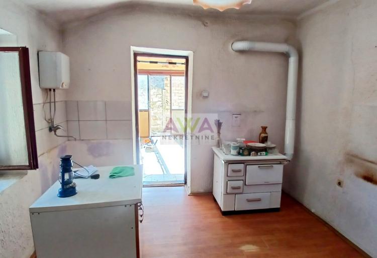 Deronje – Useljiva dvosobna kuća 93m², plac 314m²