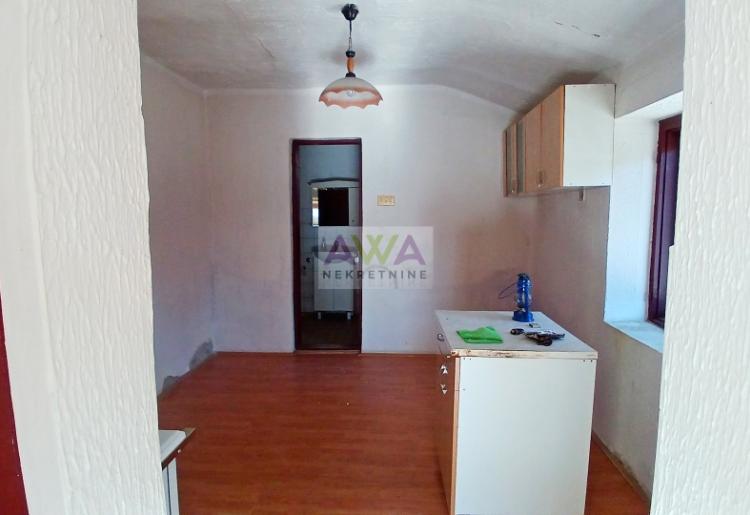 Deronje – Useljiva dvosobna kuća 93m², plac 314m²