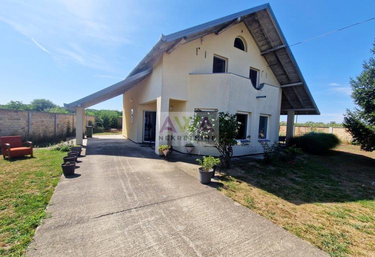Sombor – Gornja Varoš | Moderna porodična kuća sa 5 soba, velikim dvorištem i placem od 1.372m²