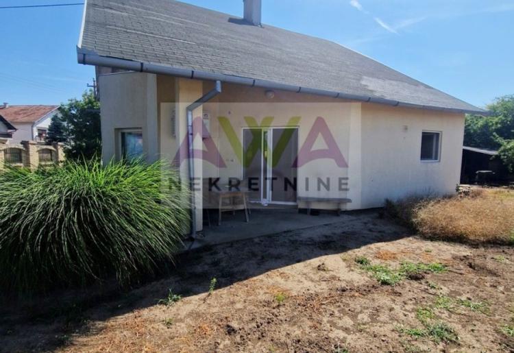 Sombor – Gornja Varoš | Moderna porodična kuća sa 5 soba, velikim dvorištem i placem od 1.372m²