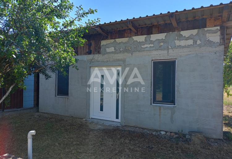 Sonta. Dvojna kuća 43m2, plac 764m2