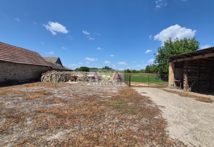 Bački Brestovac – Porodična kuća 186m² na placu od 1.858m², odlična prilika