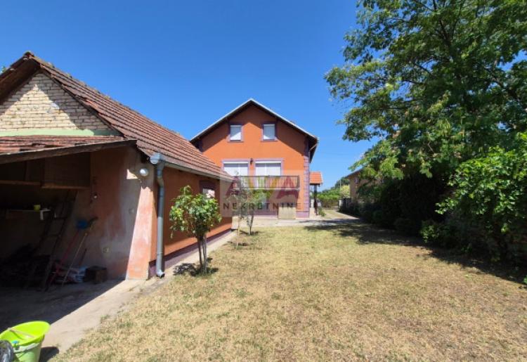 Odžaci – Prostrana spratna kuća oko 300m² na placu od 602m², idealna za više generacija
