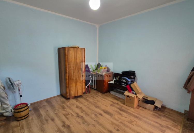 Odžaci – Prostrana spratna kuća oko 300m² na placu od 602m², idealna za više generacija