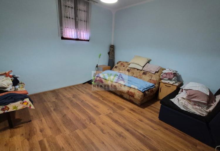 Odžaci – Prostrana spratna kuća oko 300m² na placu od 602m², idealna za više generacija