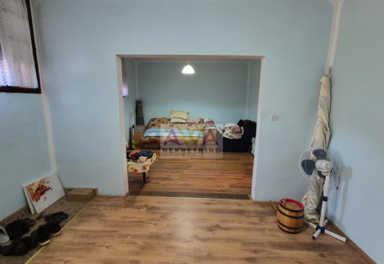 Odžaci – Prostrana spratna kuća oko 300m² na placu od 602m², idealna za više generacija