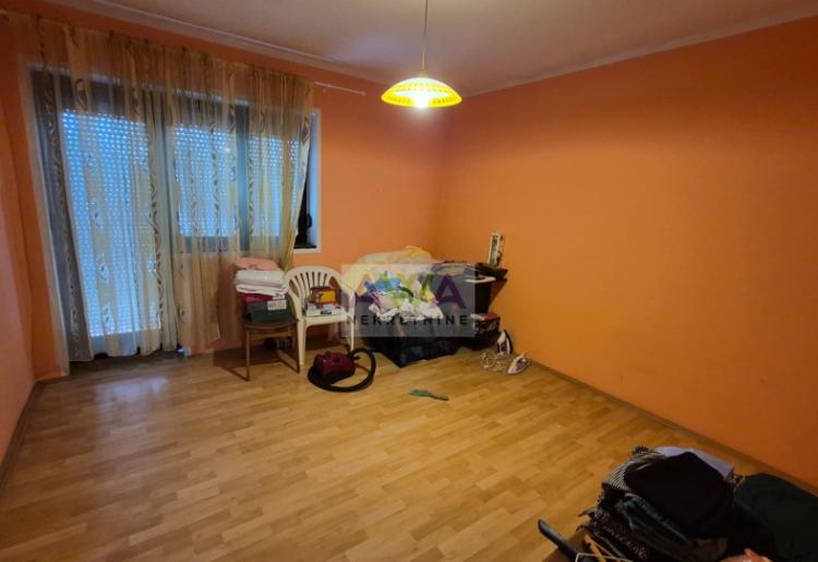 Odžaci – Prostrana spratna kuća oko 300m² na placu od 602m², idealna za više generacija