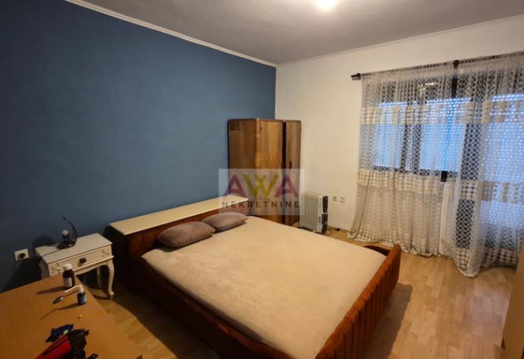 Odžaci – Prostrana spratna kuća oko 300m² na placu od 602m², idealna za više generacija