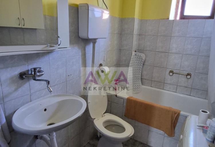 Odžaci – Prostrana spratna kuća oko 300m² na placu od 602m², idealna za više generacija