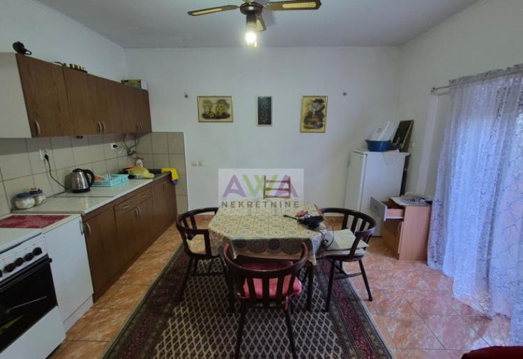 Odžaci – Prostrana spratna kuća oko 300m² na placu od 602m², idealna za više generacija