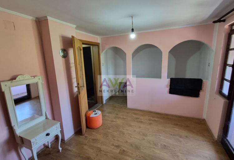 Odžaci – Prostrana spratna kuća oko 300m² na placu od 602m², idealna za više generacija