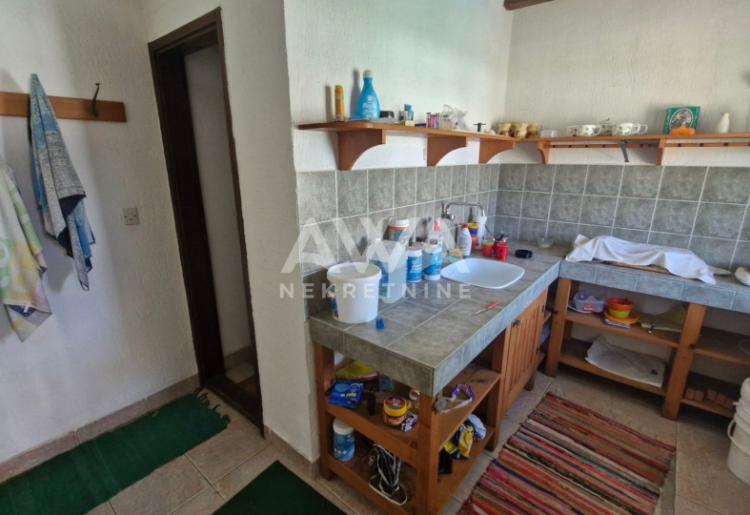 Sombor – Spratna porodična kuća sa velikim uređenim dvorištem i bazenom