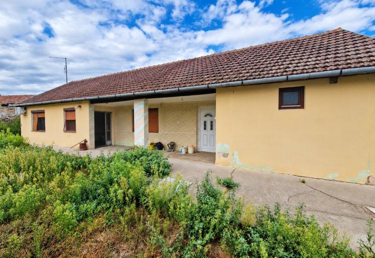 Bački Breg – kuća 128 m², plac 26 ari, pomoćni objekat – 25.000 €