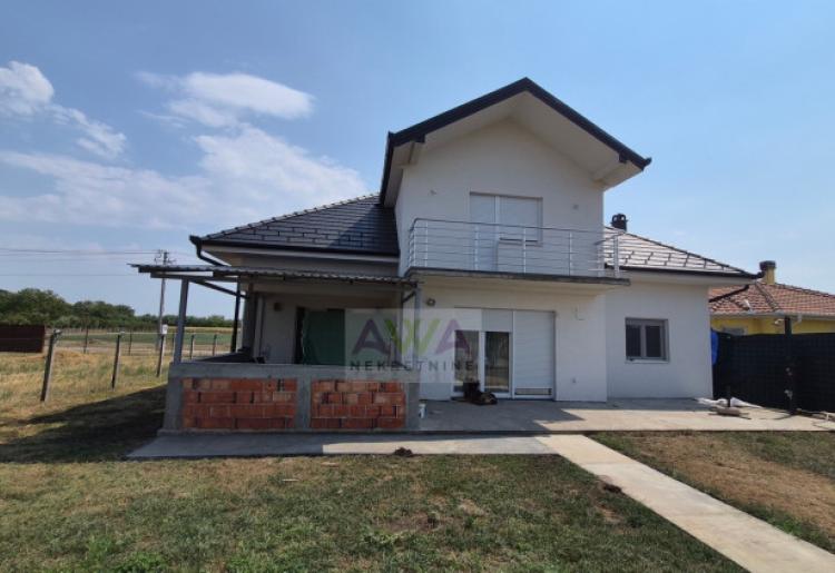 Sombor – MZ Mlake | Novija nameštena porodična kuća 288 m² na placu od 15,86 ari