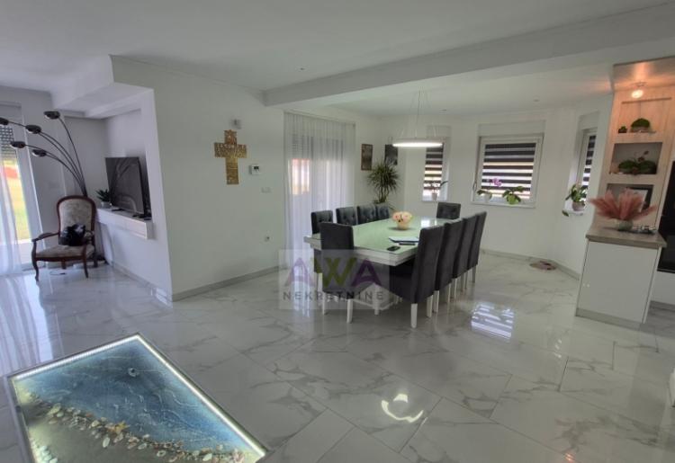 Sombor – MZ Mlake | Novija nameštena porodična kuća 288 m² na placu od 15,86 ari