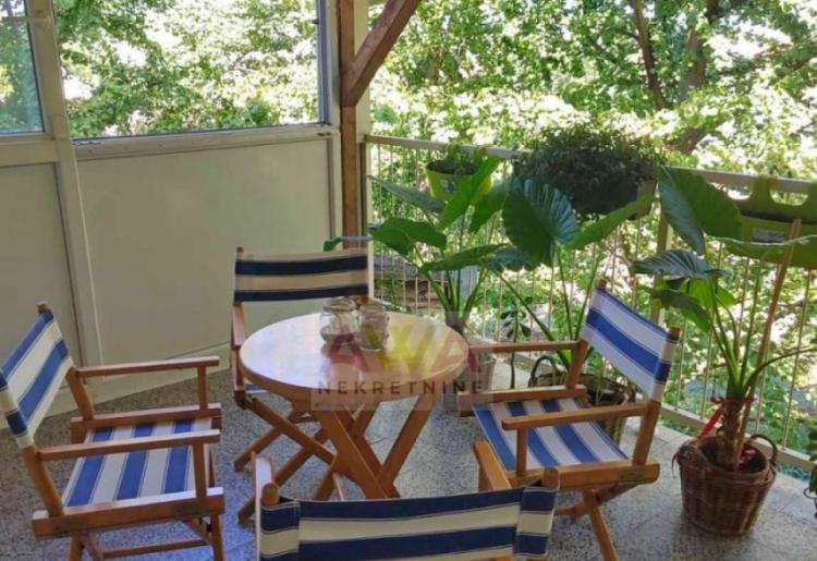 Apatin – prostran trosoban stan 124 m², I sprat, renoviran i namešten