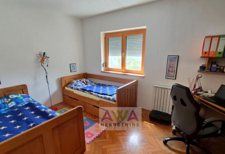 Apatin – prostran trosoban stan 124 m², I sprat, renoviran i namešten