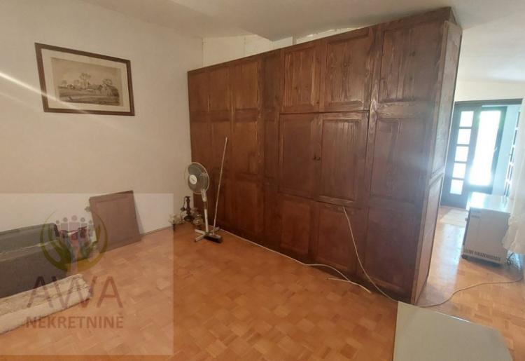 Dve stambene jedinice + dva poslovna prostora | 130.000 €