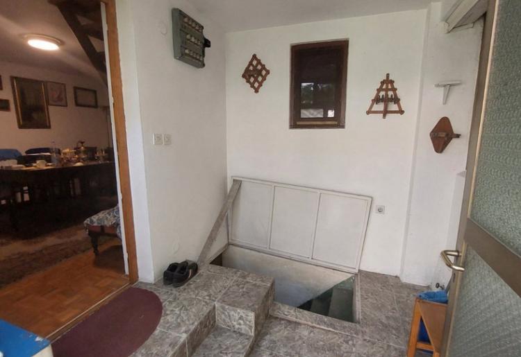 Dve stambene jedinice + dva poslovna prostora | 130.000 €