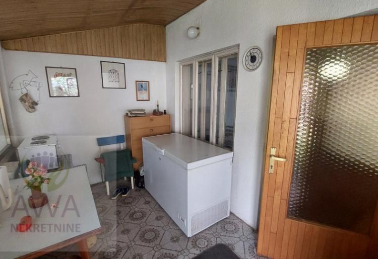 Dve stambene jedinice + dva poslovna prostora | 130.000 €