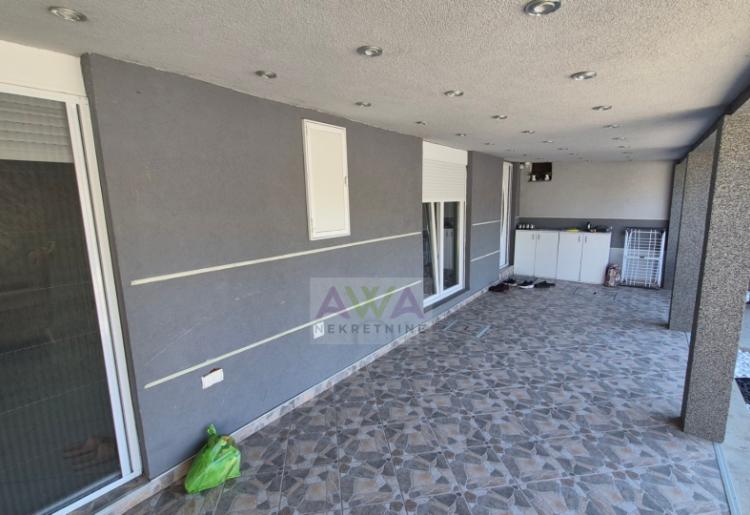 Sombor – renoviran etažirani stan 72 m² sa dvorištem i pomoćnim objektima