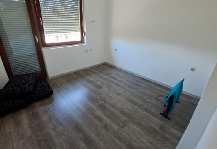 Spratna kuća – 174 m² u osnovi, plac 442 m²