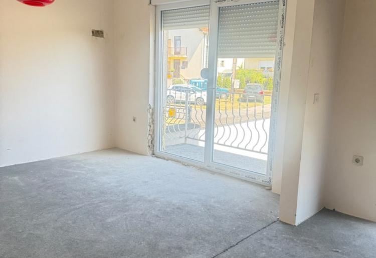 Spratna kuća – 174 m² u osnovi, plac 442 m²