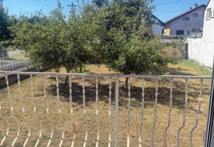 Spratna kuća – 174 m² u osnovi, plac 442 m²