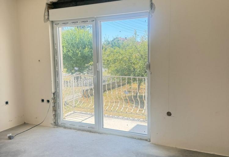 Spratna kuća – 174 m² u osnovi, plac 442 m²