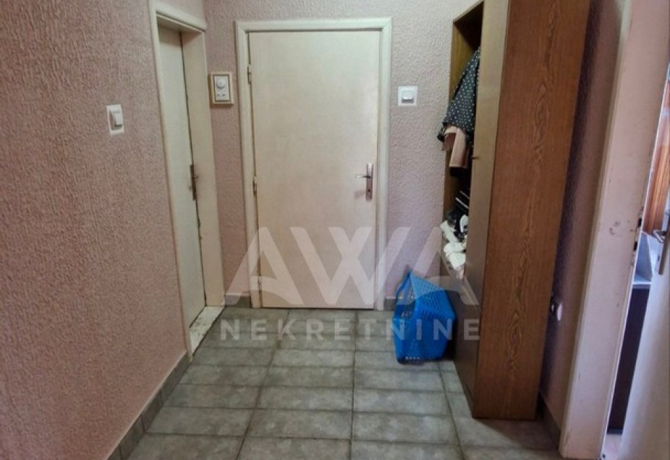 Crvenka, Spratnica od 180 m2 na glavnom putu