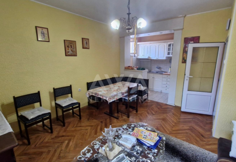 Crvenka, Spratnica od 180 m2 na glavnom putu
