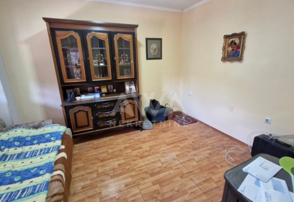 Crvenka, Spratnica od 180 m2 na glavnom putu