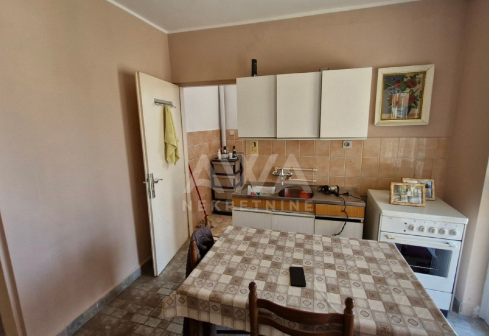 Crvenka, Spratnica od 180 m2 na glavnom putu