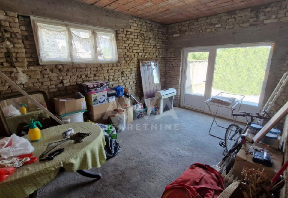 Crvenka, Spratnica od 180 m2 na glavnom putu