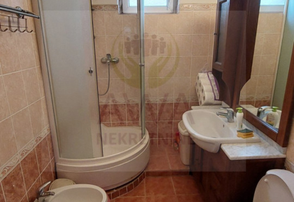 Prizemna kuća u Mlakama, 215 m2 na placu od 702 m2