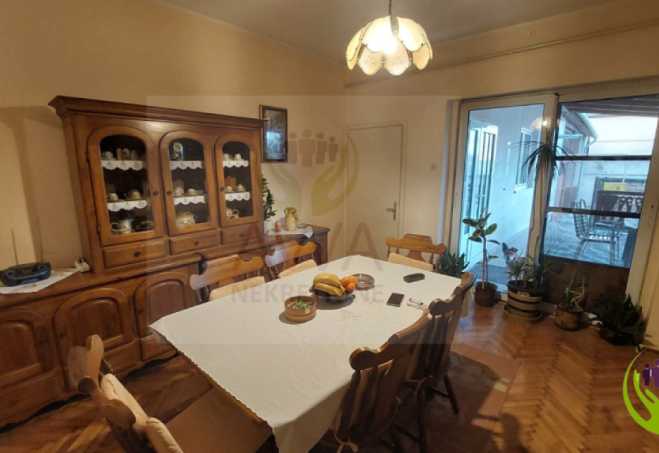 Prizemna kuća u Mlakama, 215 m2 na placu od 702 m2