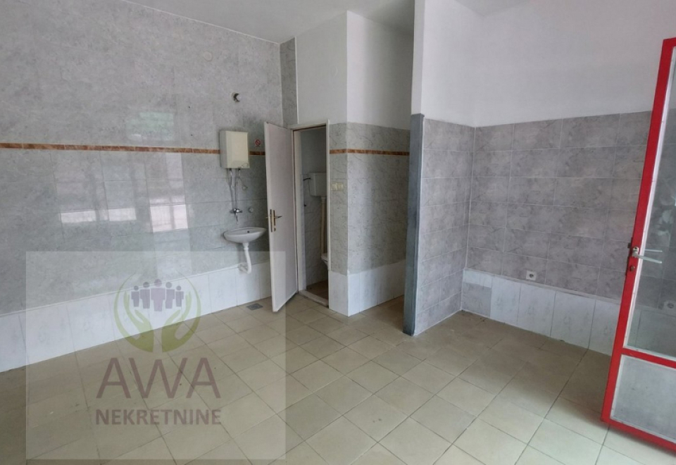 Josićko naselje, Stambeno-poslovna zgrada, 254 m2