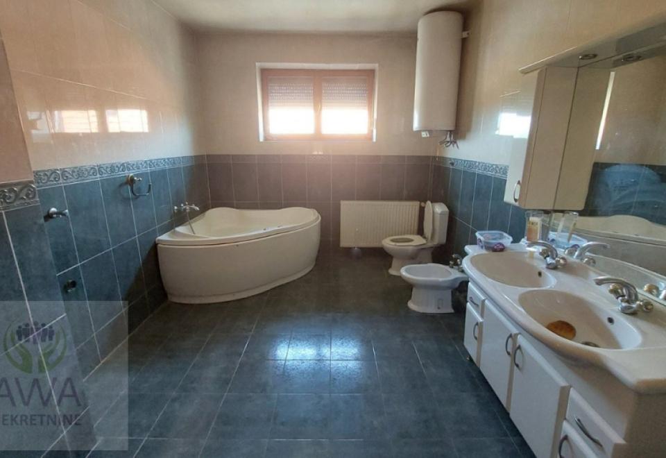 Stanišić, kuća 296 m2, prava za veliku porodicu
