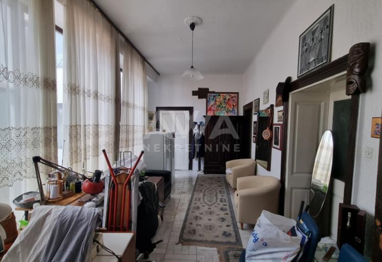 Starogradska sa očuvanom fasadom. 361m2, plac 5ar