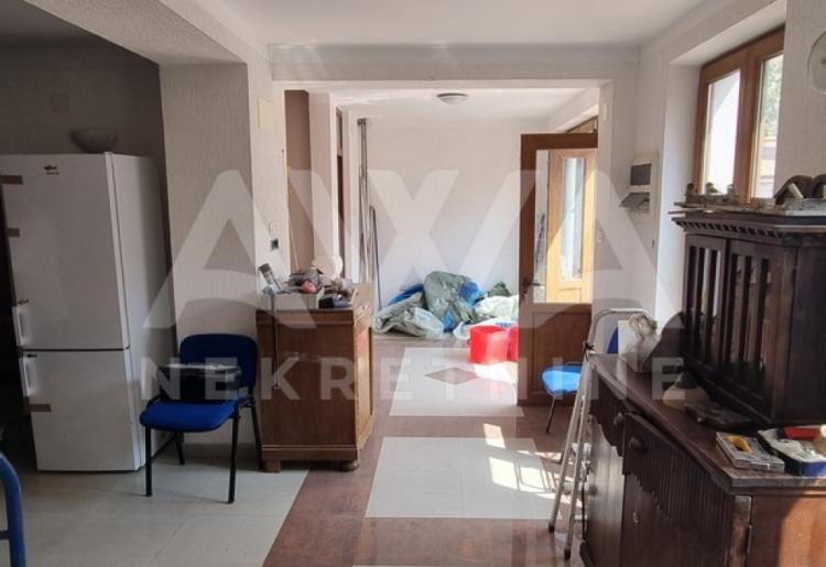 Starogradska sa očuvanom fasadom. 361m2, plac 5ar