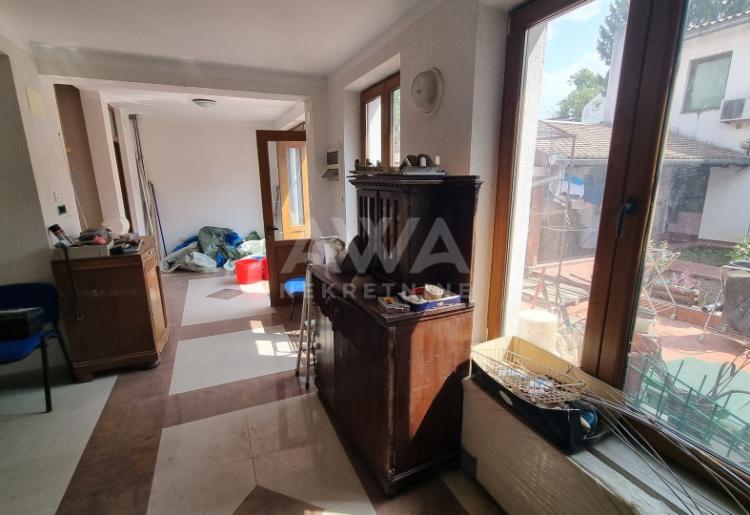 Starogradska sa očuvanom fasadom. 361m2, plac 5ar