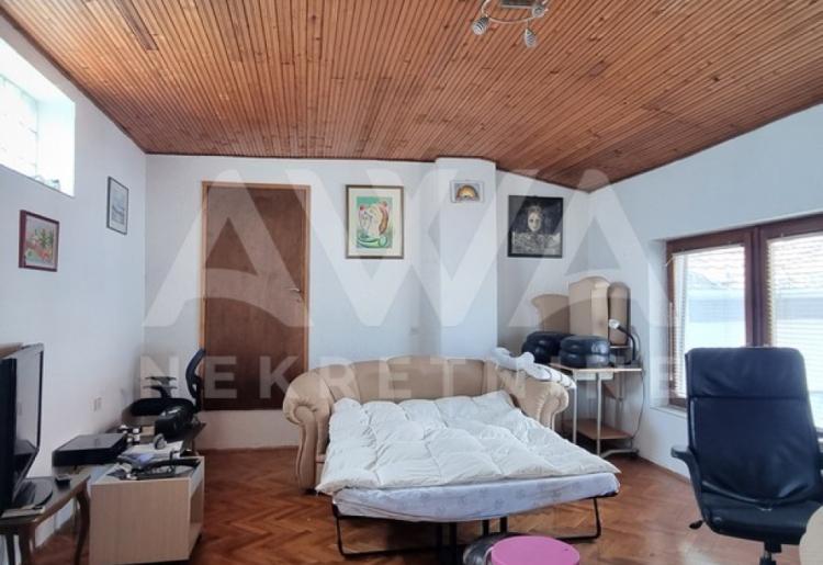 Starogradska sa očuvanom fasadom. 361m2, plac 5ar