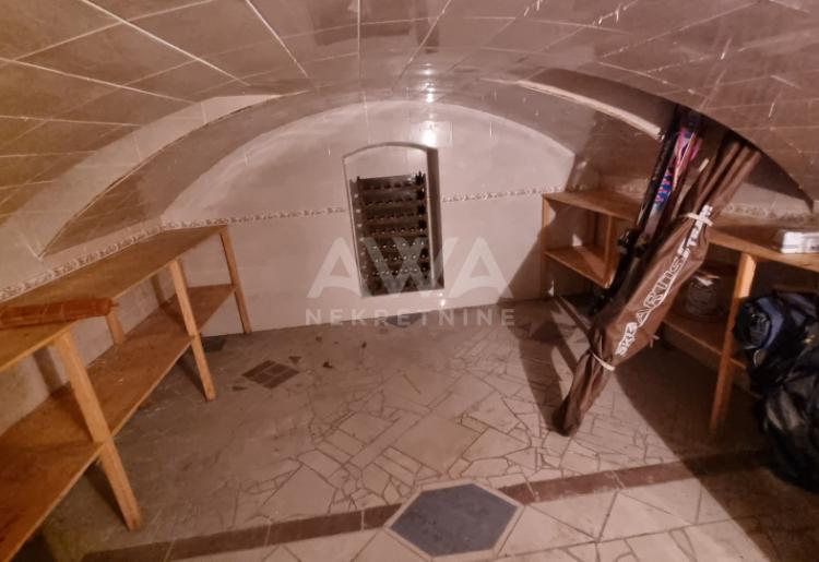 Starogradska sa očuvanom fasadom. 361m2, plac 5ar