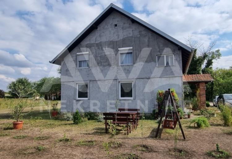 Nova kuća 220m2 sa velikim placem 20.50ar.